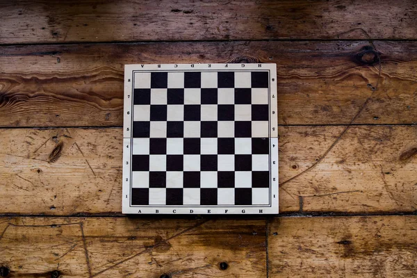 Satranç ahşap bir gemide bazı ahşap zemin üzerinde ayarla