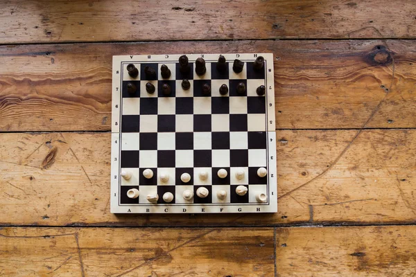 Satranç ahşap bir gemide bazı ahşap zemin üzerinde ayarla