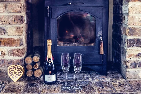 -Bir şişe şampanya ve çikolata tarafından yangın yeri