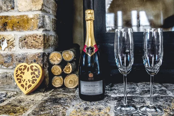 -Bir şişe şampanya ve çikolata tarafından yangın yeri