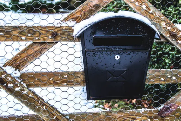 Mektup kutusu ile kar