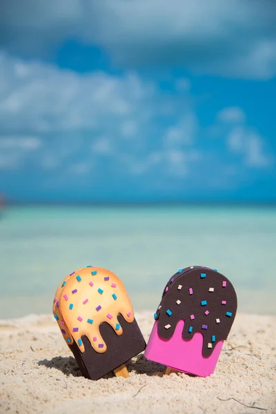 Warna-warni dan menyenangkan es loli di pantai — Stok Foto