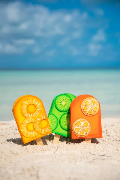 Christmas handmade decorative ornaments for designcolorful and fun popsicle at the beach — Stock Photo, Image