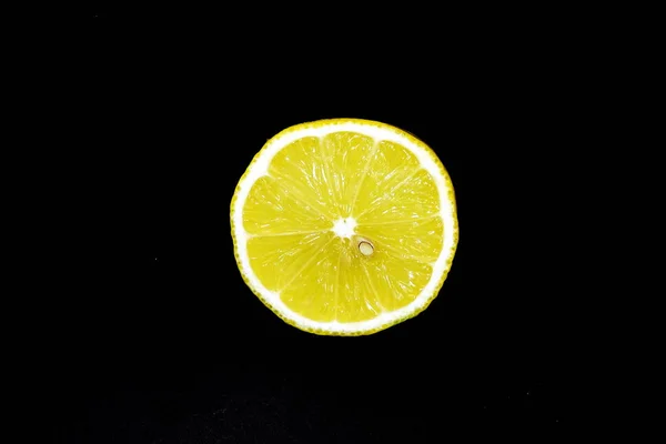 Limonun yarısı — Stok fotoğraf