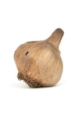 Beyaz zemin üzerinde tüm siyah sarımsak kafası izole (Allium sativum)