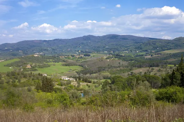 Paysage printanier dans les collines toscanes — Photo