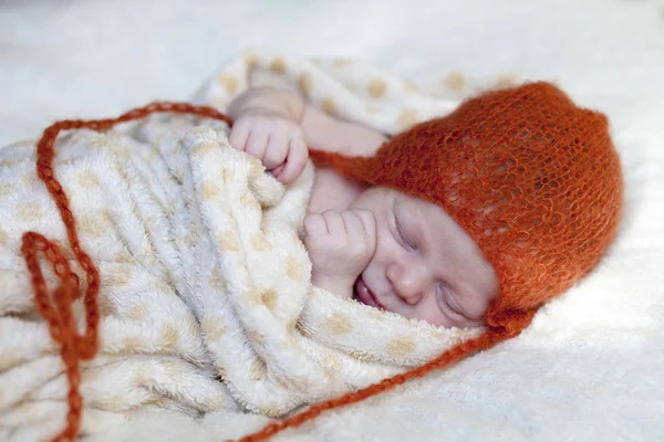 Schattig baby in slaap houden vuisten — Stockfoto