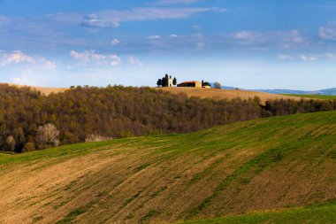 Toskana alanlardaki izole çiftlik