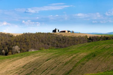 Yalnız çiftliği olan pastoral manzara
