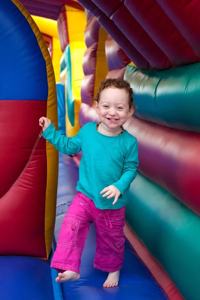 Felice rimbalzo del bambino nel trampolino — Foto Stock