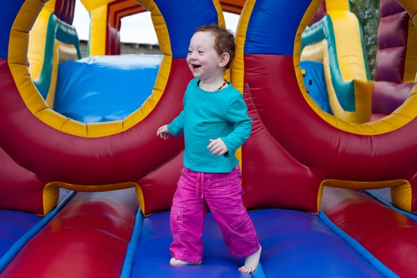 Lustiger Kleinkindlauf auf Trampolin — Stockfoto