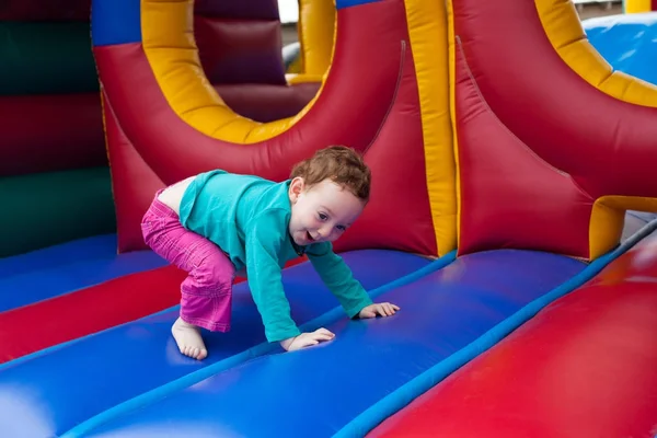 Śmiejąc się malucha na trampolinie — Zdjęcie stockowe