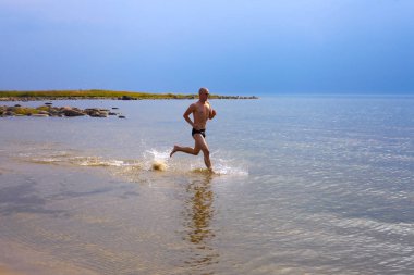 Sabah egzersiz kıyı şeridi