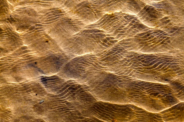 Eaux côtières sur sable jaune — Photo