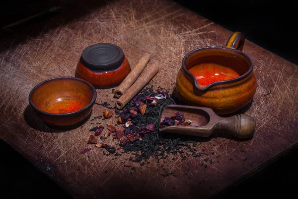 Kwiat i cynamon herbaty przygotowany do zaparzania — Zdjęcie stockowe