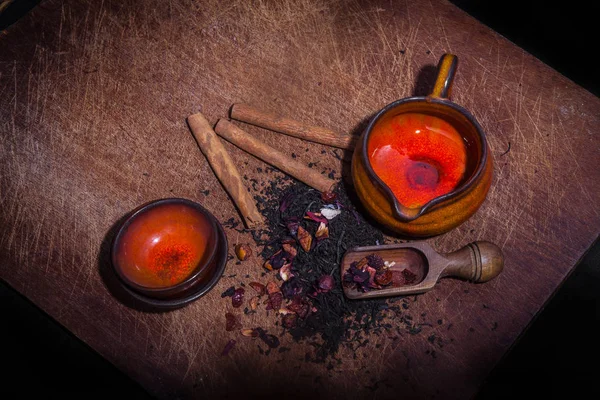 Tazas de cerámica antiguas y tarro de té — Foto de Stock