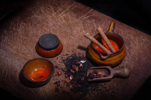Ароматний чайний мікс з корицею та сухофруктами — стокове фото