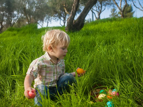 Curious toddler with basket of eggs — Stock Photo, Image