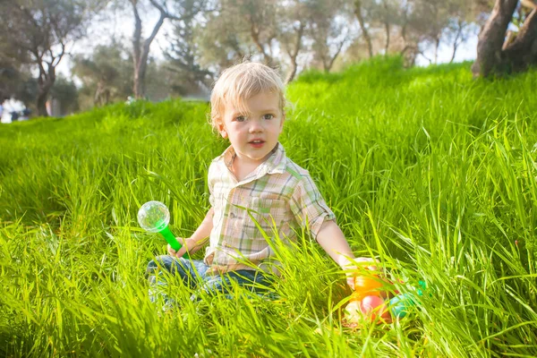 Милый мальчик с пасхальными яйцами — стоковое фото