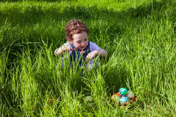 Schattig peuter meisje op zoek naar eieren — Stockfoto