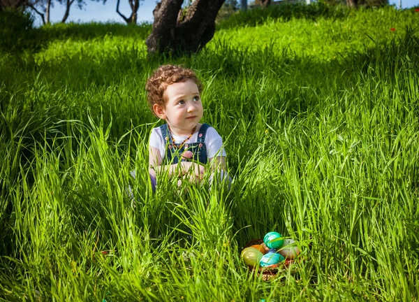 Adorable redhead girl at Easter Hunt — Stock Photo, Image