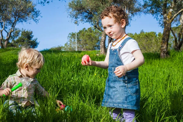 Two cute toddlers at Easter Hunt — Stock Photo, Image