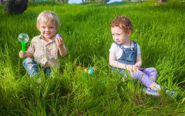 Two cute toddlers found eggs — Stock Photo, Image