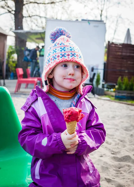 Carina bambina assaporare il suo gelato in inverno — Foto Stock