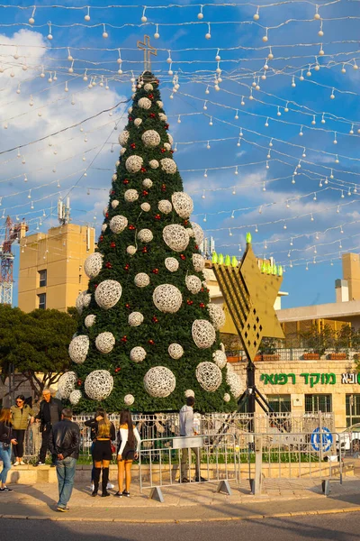 Illuminazione splendente del tramonto sull'albero di Natale all'aperto e Minorca — Foto Stock