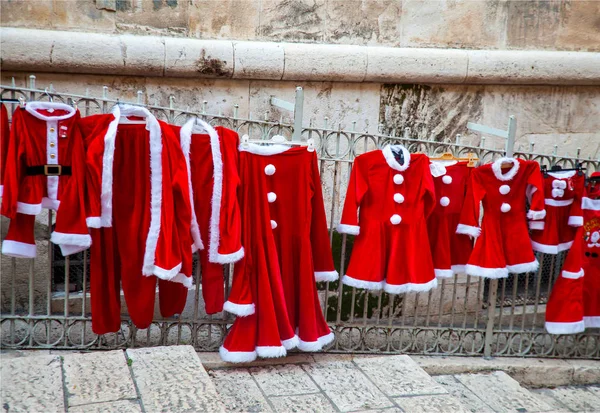 Casacos de Papai Noel de vários tamanhos para venda — Fotografia de Stock
