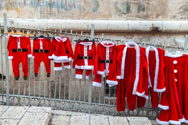 Fantasias de Papai Noel no mercado de rua — Fotografia de Stock