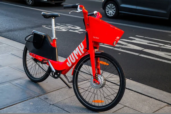 Jump fiets op de stoep naast bicyle rijstrook — Stockfoto