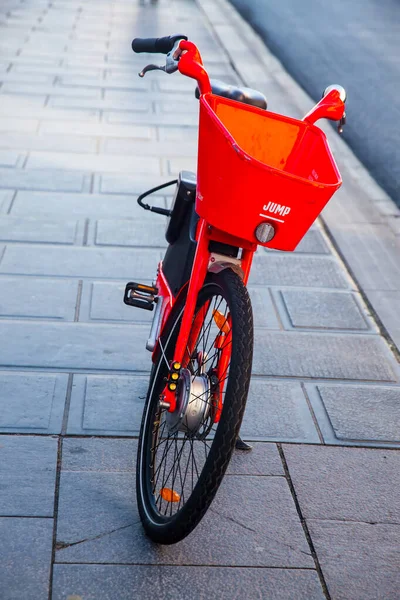 Sprung-Fahrradständer auf dem Bürgersteig — Stockfoto