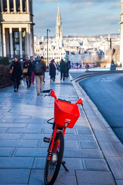 Bicicleta Uber vermelha com Bruxelas 'Mont des Arts por trás dele — Fotografia de Stock