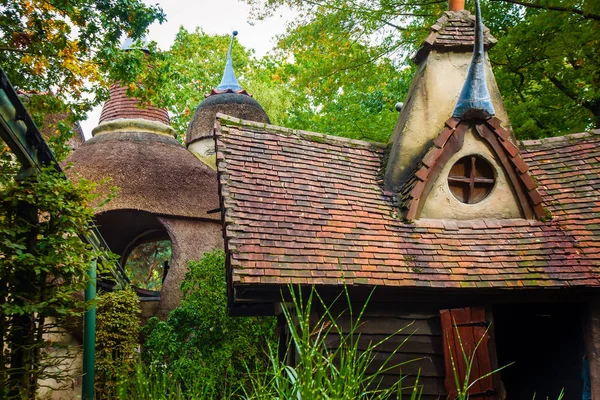 Telhados das casas mágicas da aldeia em Efteling — Fotografia de Stock