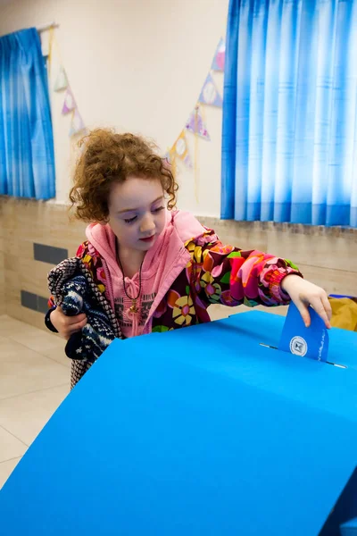 かわいい赤ちゃんの女の子は イスラエルのエルサレムでの選挙中に投票箱に入れ — ストック写真