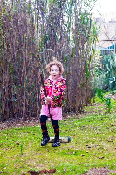 Menina Feliz Joga Uma Bruxa Montando Uma Vassoura Seu Quintal — Fotografia de Stock