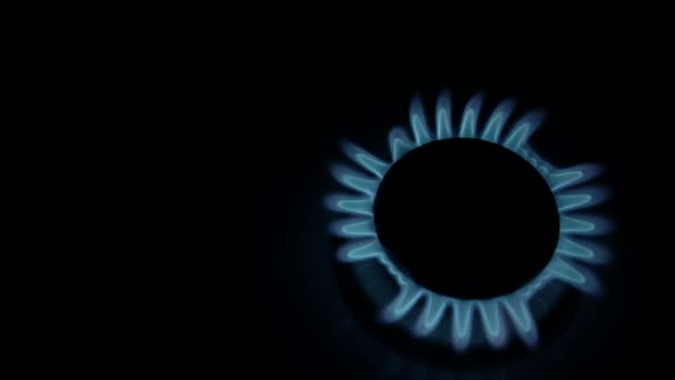 Karanlıkta yüzük bir gaz sobası — Stok video