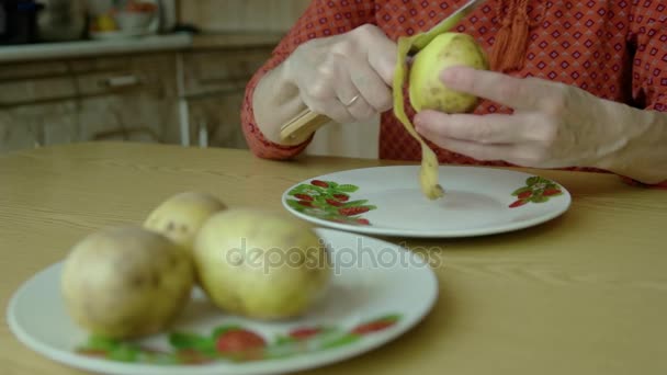 Kvinnor s händer rena potatis — Stockvideo