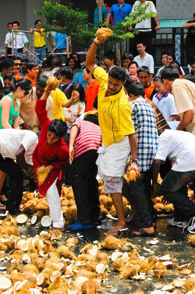 Thaipusam kokos rozbíjení — Stock fotografie