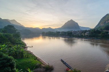Günbatımında Nong Khiaw, Laos