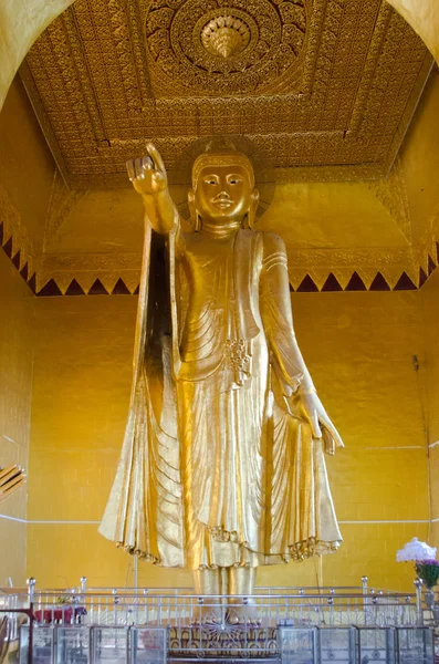 Escultura dorada de Buda señalando — Foto de Stock