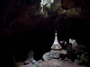 Karanlık mağarada Stupa
