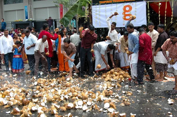 Penang Thaipusam Festivali smashing Hindistan cevizi