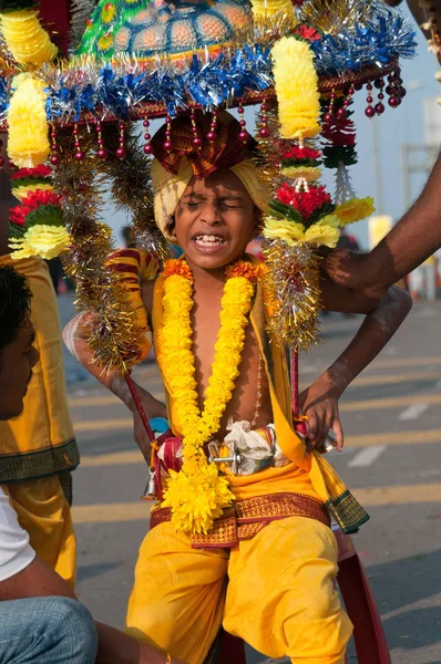 Jeune dévot luttant avec Thaipusam kavadi — Photo