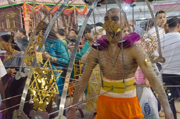 Devoto hindú llevando el kavadi — Foto de Stock