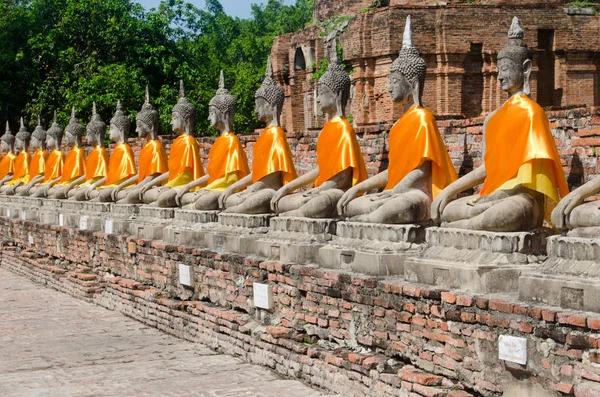 Buda bir dizi içinde meditasyon
