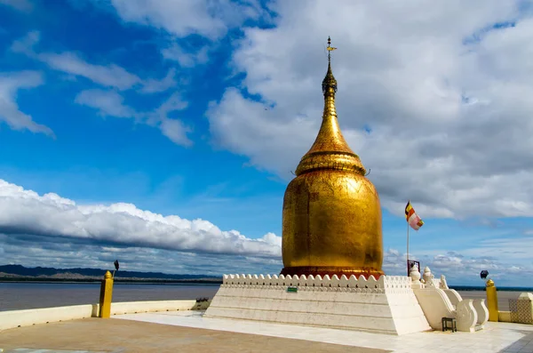 Bupaya Paya Pagoda Una Famosa Estupa Forma Calabaza Dorada Orillas — Foto de Stock