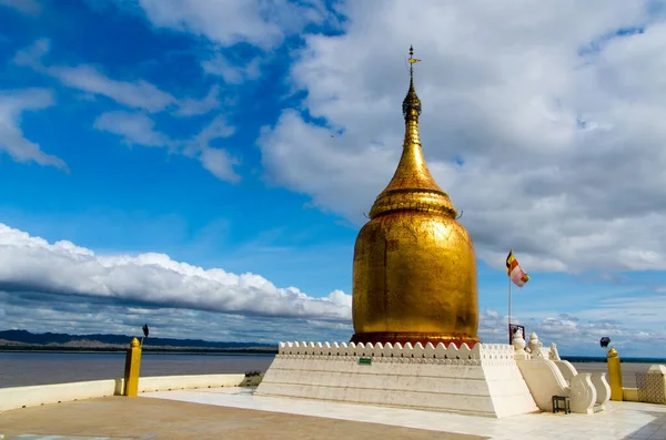 Bupaya Paya (pagoda), Ayerwaddy nehrinin kıyısında bulunan ünlü altın su kabağı şekilli bir stupa.