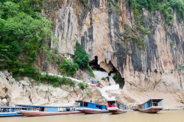 Bin Buda 'nın Mağarası olarak bilinen Park Ou Mağaraları, Luang Prabang' ın yaklaşık 20 km kuzeyindeki Mekong nehri boyunca bir uçurumda yer almaktadır..